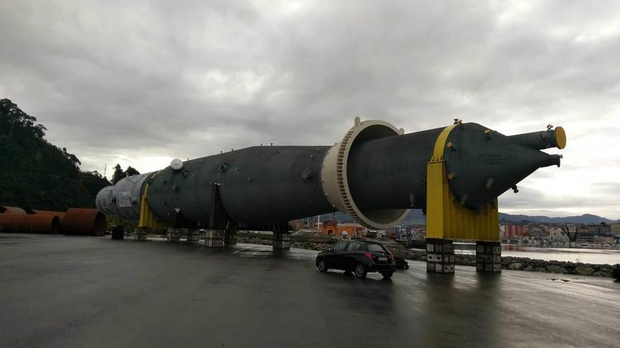 Otra de las piezas que esperan en el muelle para ser cargadas en barco.