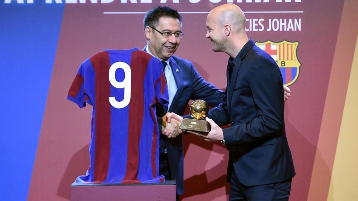 Jordi Cruyff regala al presidente Josep Maria Bartomeu una camiseta de su padre y el Balón de Oro que ganó en 1974.