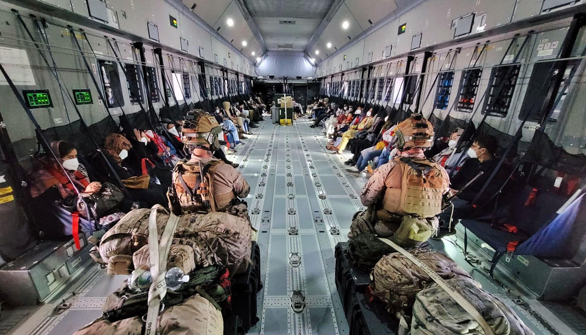 En el avión con ciudadanos afganos.