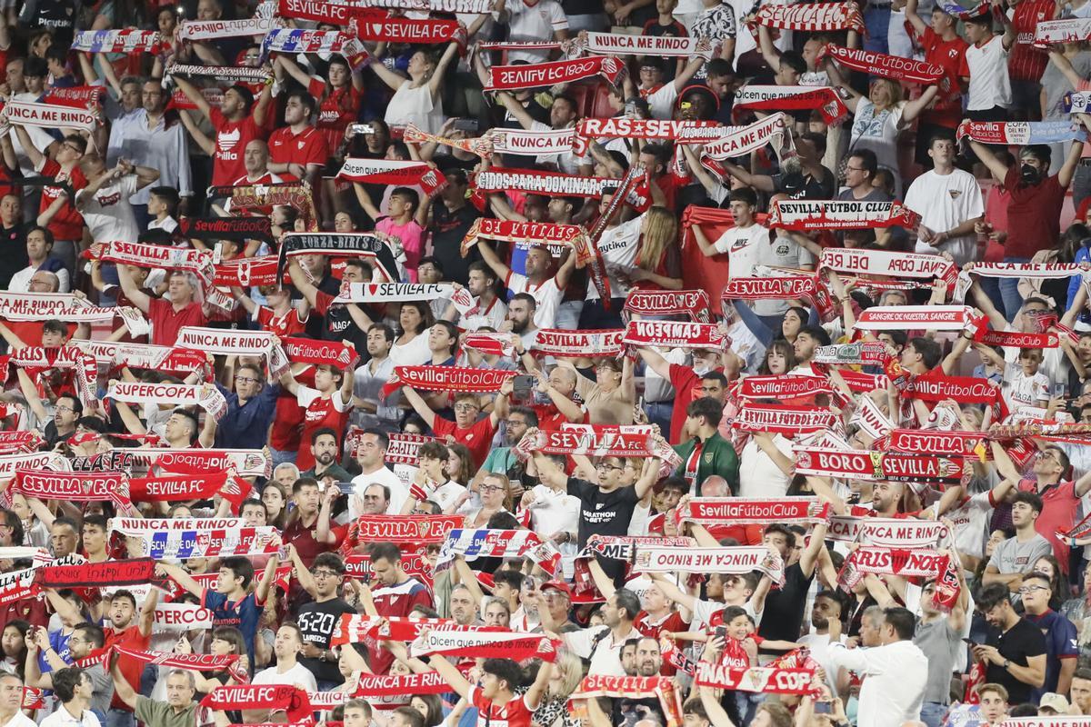 SEVILLA, 22/05/2022.- La afición del Sevilla FC durante el partido de la jornada 38 de Liga en Primera División que Sevilla FC y Athletic de Bilbao disputan hoy domingo en el estadio Sánchez-Pizjuán, en Sevilla. EFE/José Manuel Vidal