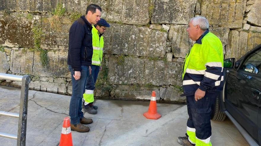 Cuñarro con los dos operarios de esta brigada.