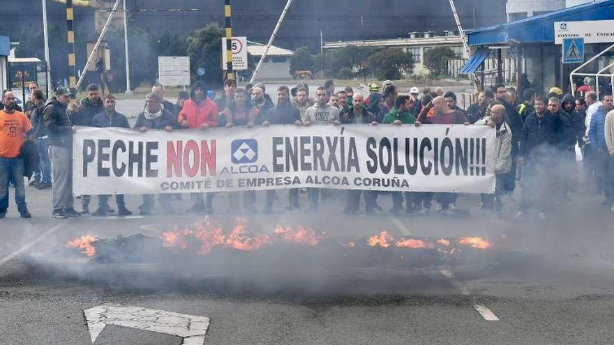 Protesta de trabajadores de Alcoa a la entrada de la fábrica herculina. // Carlos Pardellas