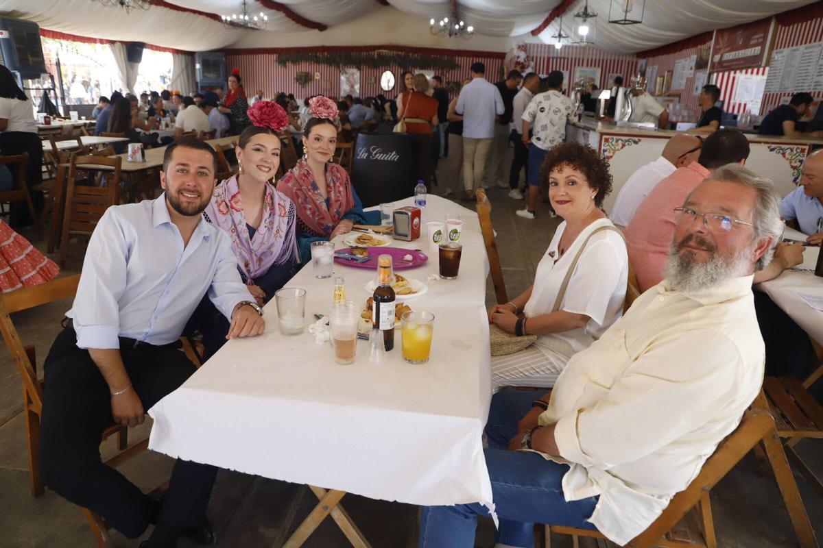 De caseta en caseta y con el grupo de siempre, la Feria de Córdoba vuelve a llenarse de grupos de amigos, compañeros de trabajo y familia De caseta en caseta y con el grupo de siempre, la Feria de Córdoba vuelve a llenarse de grupos de amigos, compañeros de trabajo y familia