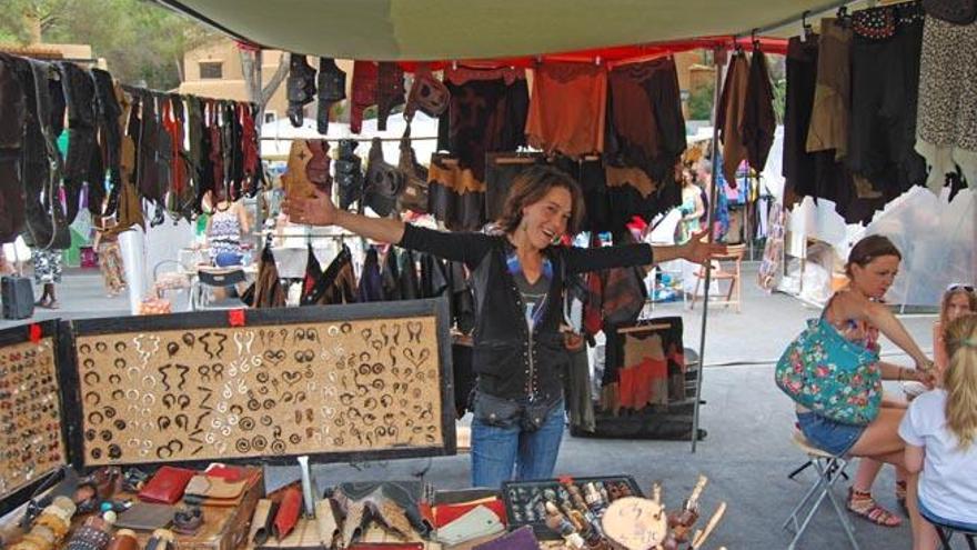 Puestos de artesanía en el mercadillo de es Canar.