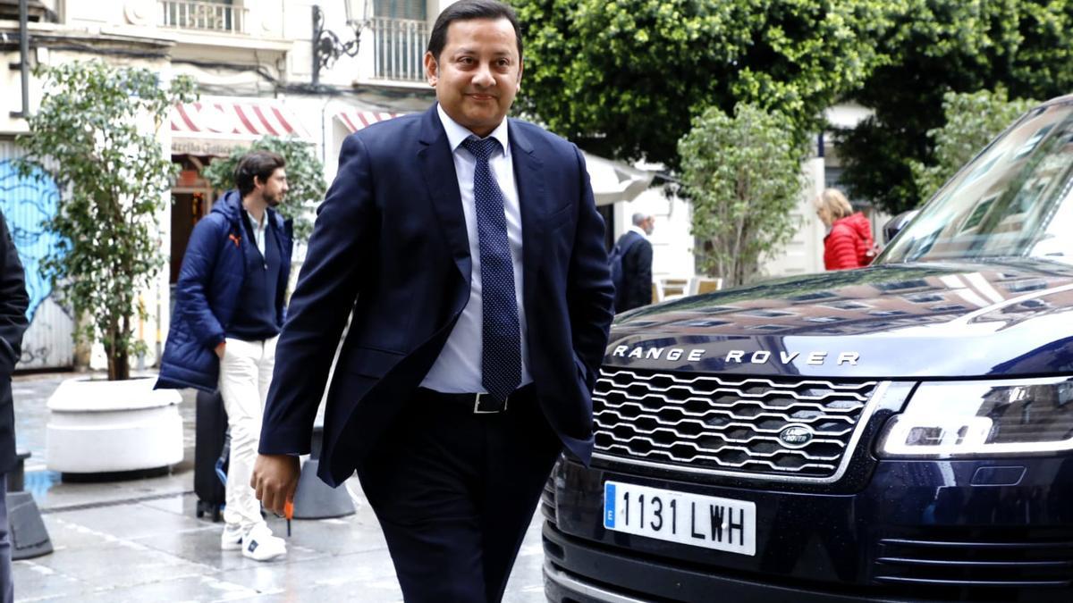 Anil Murthy, a su llega a la reunión en el Palau de la Generalitat.