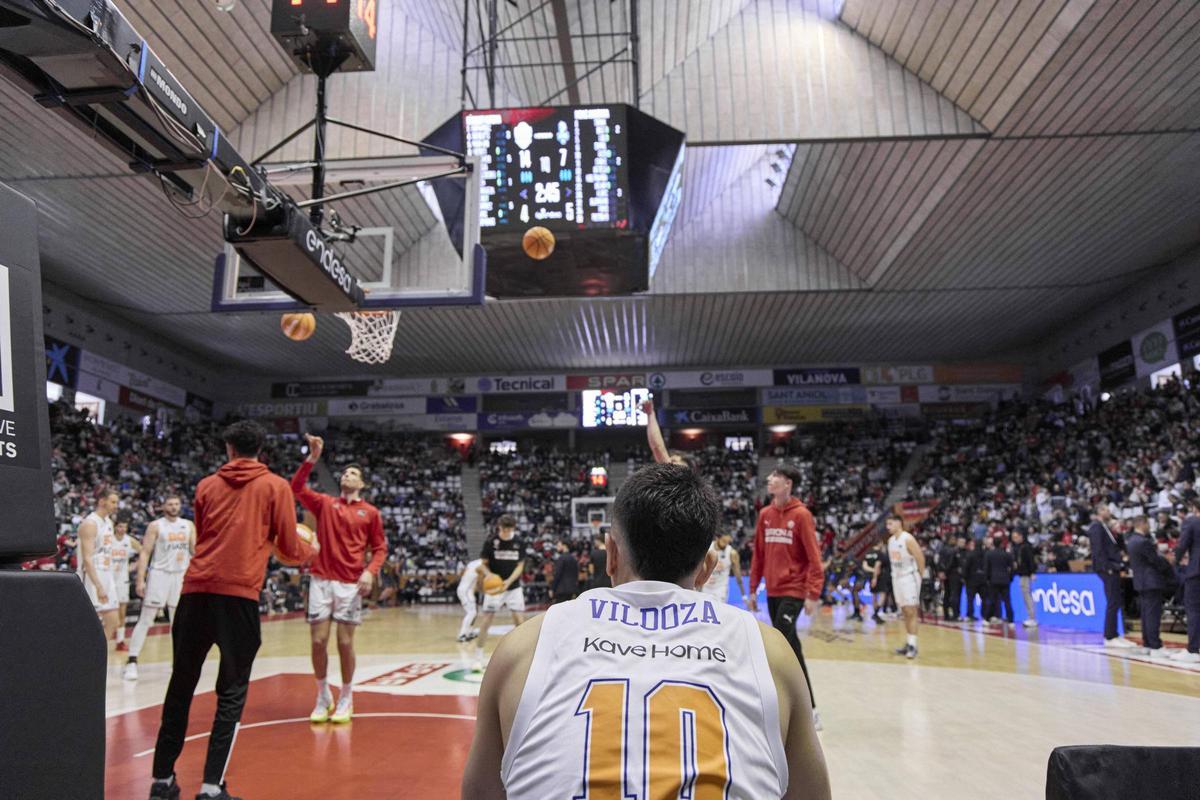 Els jugadors exercitant-se amb el partit aturat diumenge a l’espera que tornés tota la il·luminació.