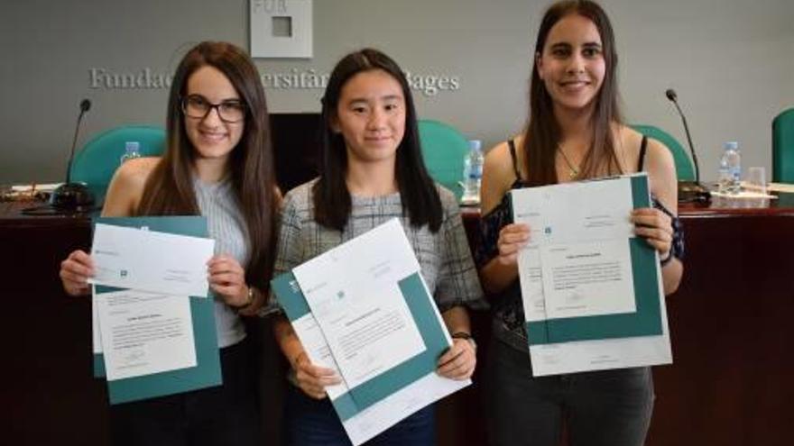 Estudiants premiades per la FUB-UManresa pels seus treballs