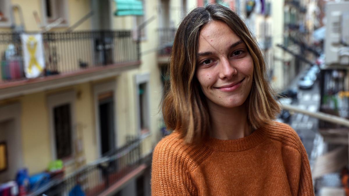 Caterina Gol, originaria de Menorca, en el balcón de su casa en la Barceloneta