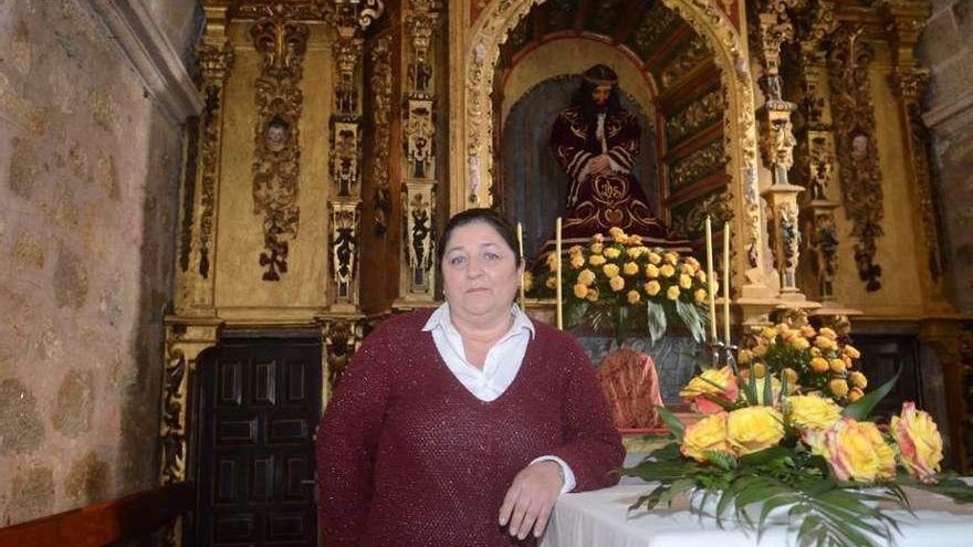 Montserrat Domínguez Baúlo, ayer junto a la imagen del Nazareno, en la capilla de O Hospital. // Noé Parga