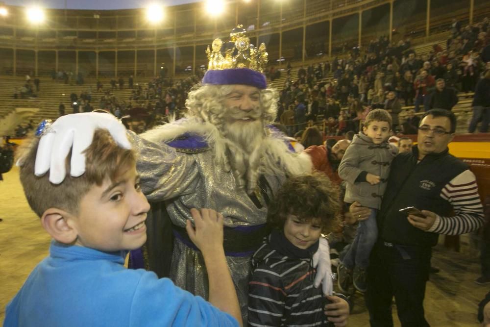 Sus Majestades llegan a la plaza de toros