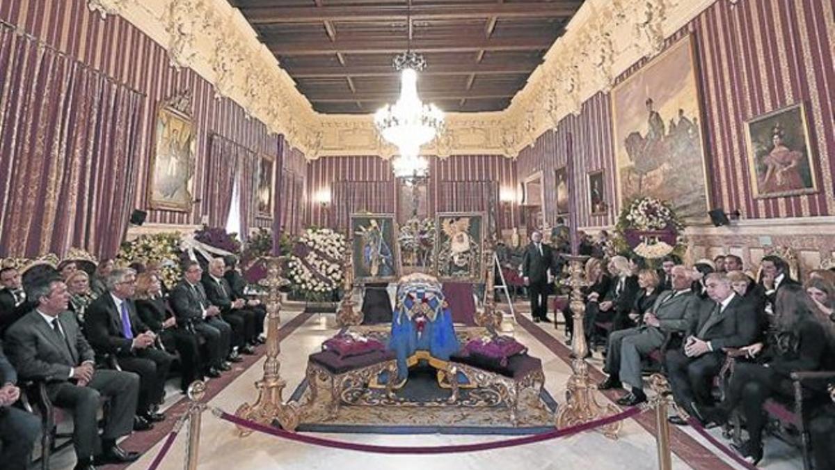 Aspecto de la capilla ardiente, instalada ayer en el Ayuntamiento de Sevilla.