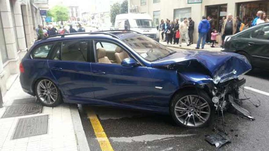 El coche siniestrado ayer en la calle Domingo García de la Fuente.