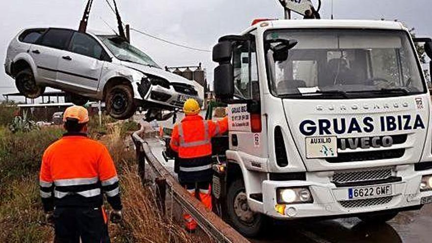 Salidas de vía de vehículos en Ibiza debido al mal tiempo