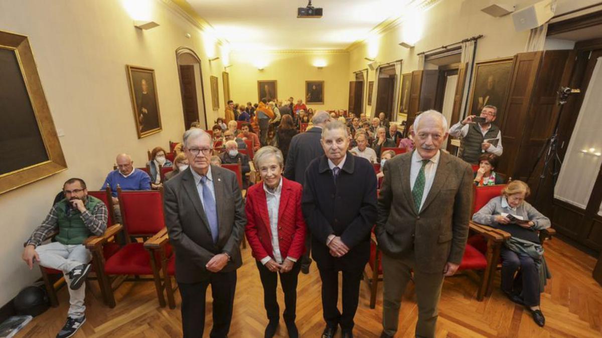 La presentación del volumen, ayer, en el RIDEA. Por la izquierda, Tomás Emilio Díaz González, Elisa Villa, Manuel Gutiérrez Claverol y Ramón Rodríguez, al inicio del acto.