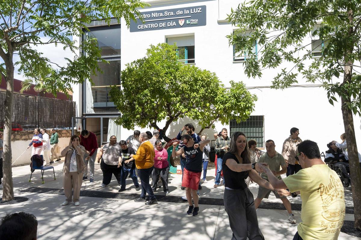 Actividad de baile en el Centro de Día de Nuestra Señora de la Luz