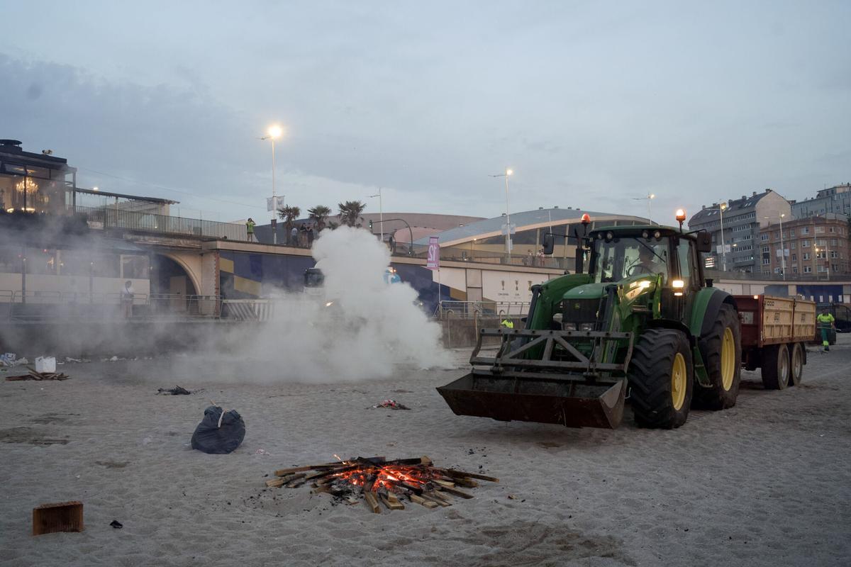 Más de 200.000 personas celebraron San Juan en una noche sin incidencias destacadas, con menos intoxicaciones etílicas y la mitad de basura en las playas que hace un año. Más de 200.000 personas celebraron San Juan en una noche sin incidencias destacadas, con menos intoxicaciones etílicas y la mitad de basura en las playas que hace un año.