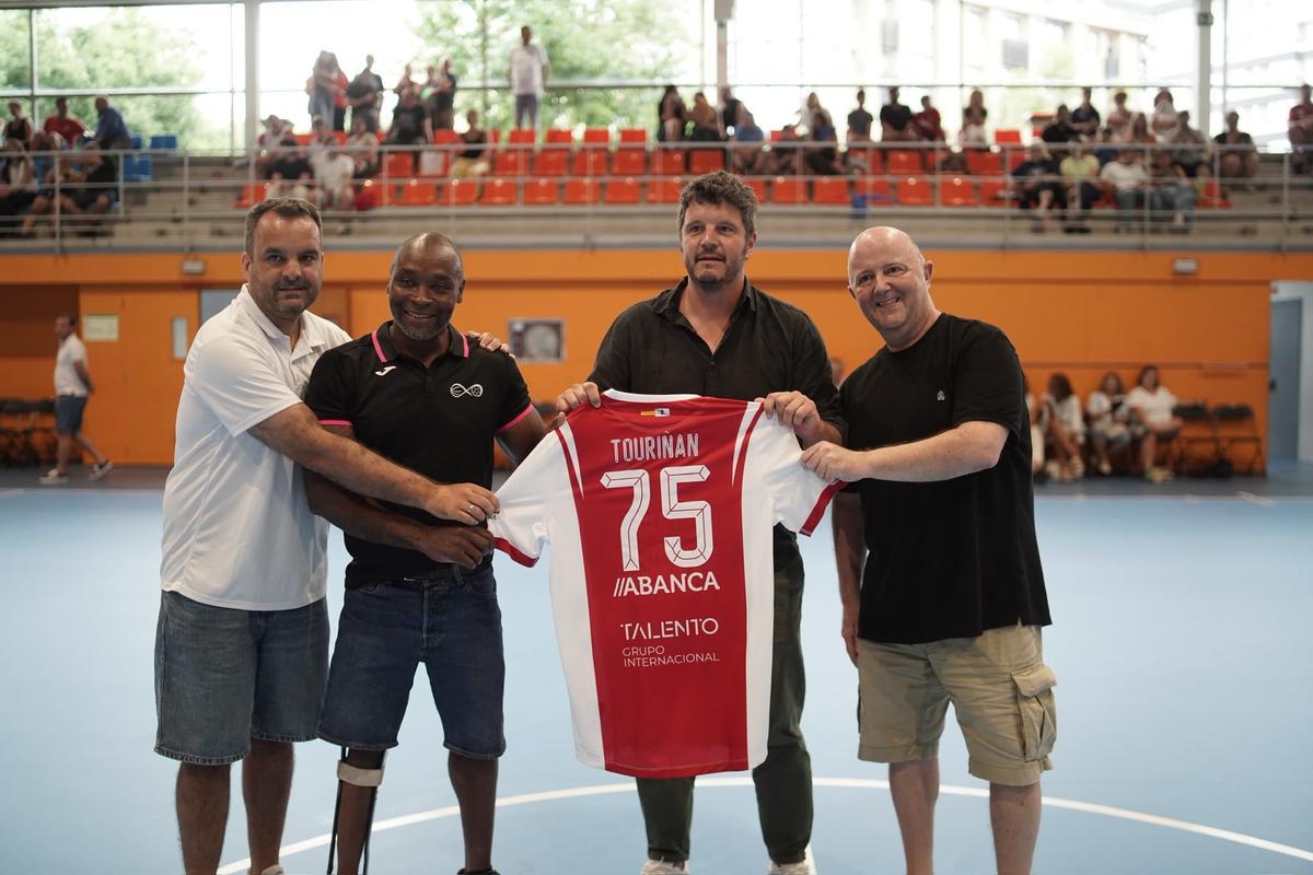 Homenaje al ICB Coruña con Xosé Antonio Touriñán en el descanso del partido entre el OAR y el Culleredo.