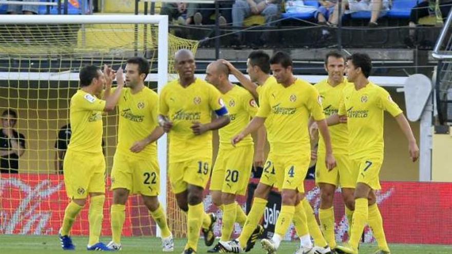 Los jugadores del Villarreal celebran un gol.