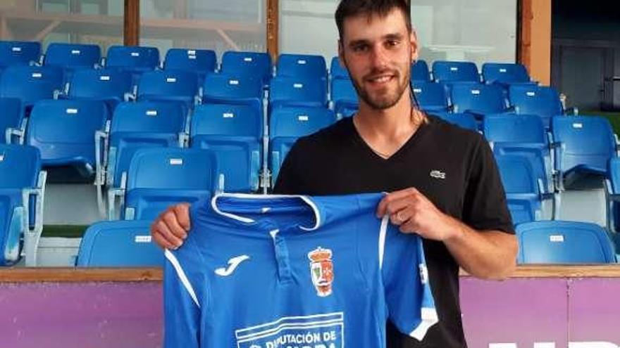 Álvaro de la Iglesia, con la camiseta azulona.