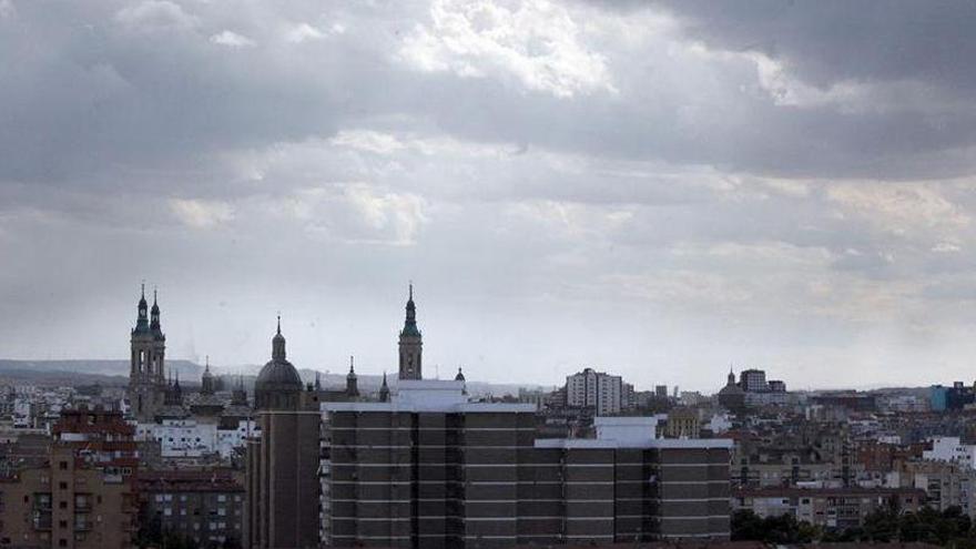 En Ibérica y divisoria del Pirineo, cielo nuboso disminuyendo a poco nuboso