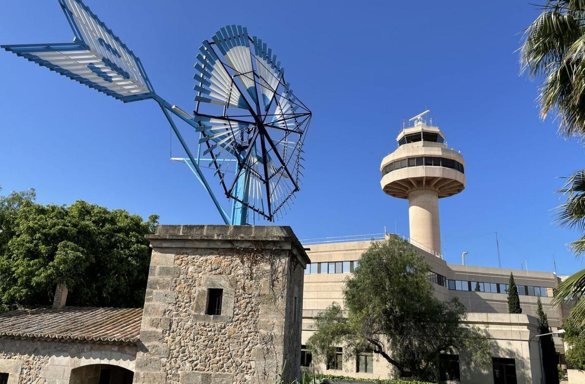 Vista del Centro de Control de Palma con el molino restaurado recientemente por Enaire. | ENAIRE