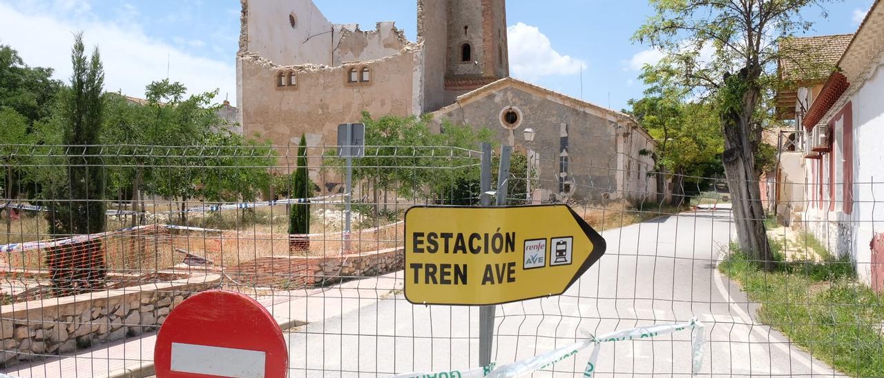 El acceso a la estación del AVE por la Colonia de Santa Eulalia está cortado por peligro de derrumbe.