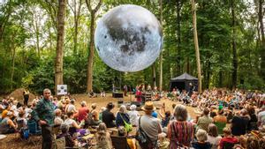 La luna de ’Museum of the moon’ de Luke Jerram se instalará en la plaza de toros de Olot durante Sismògraf.