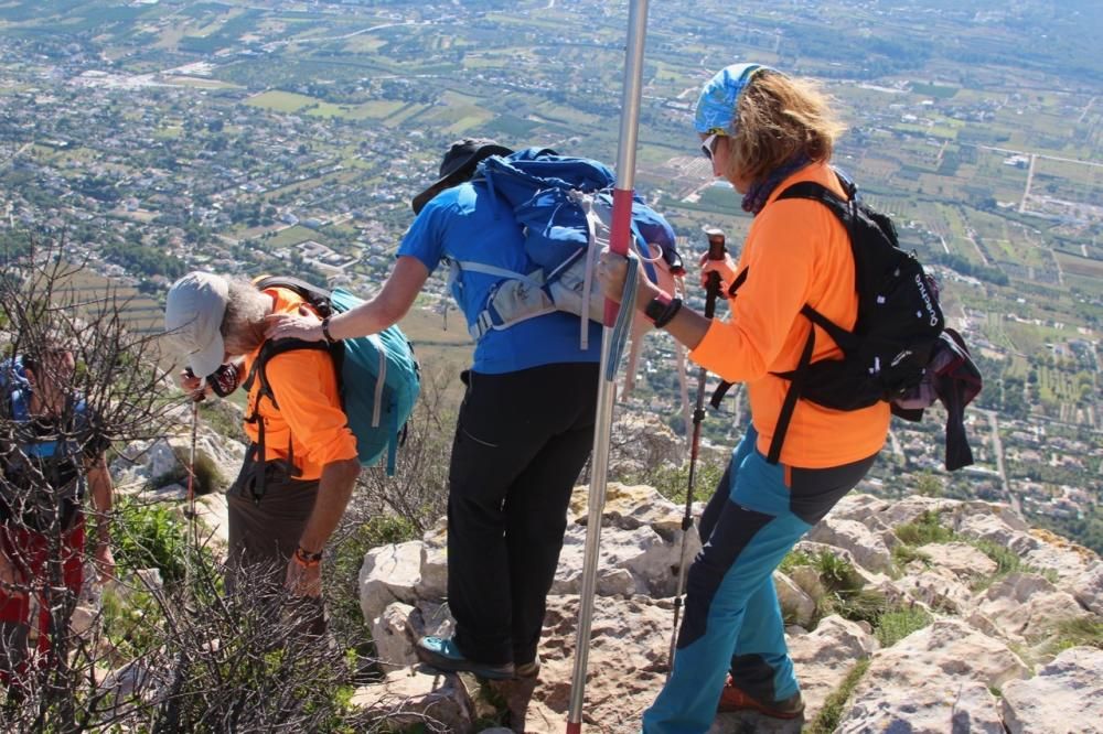 Una montañera ciega sube por primera vez al Montgó