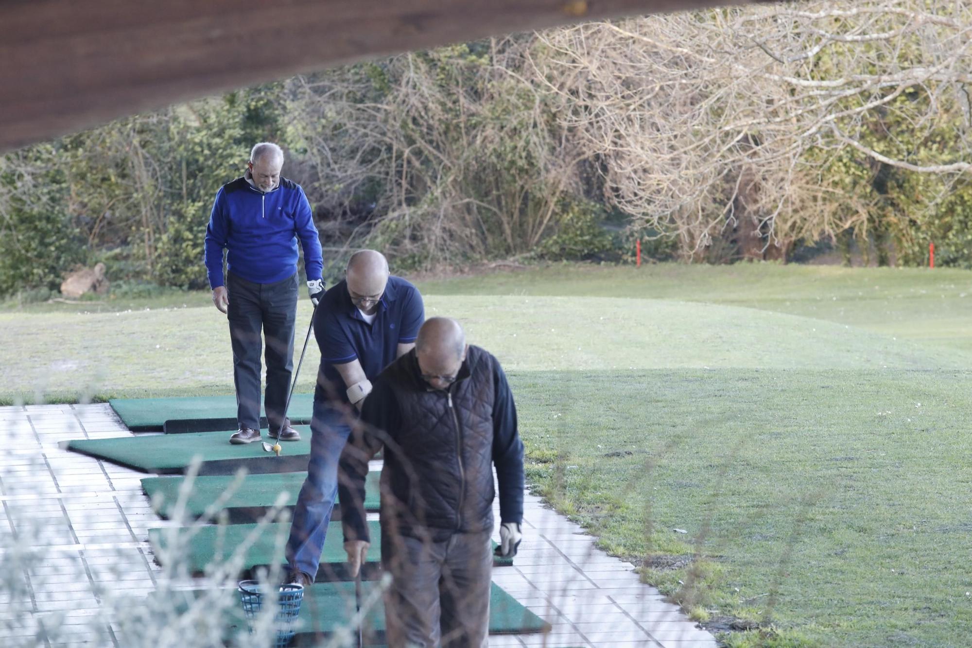 Usuarios y empleados en el campo de golf de El Tragamón