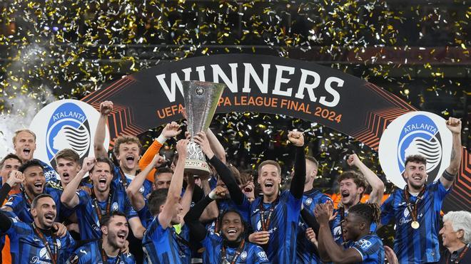 Los jugadores del Atalanta festejan el título de la Europa League tras golear al Leverkusen en Dublín (3-0),