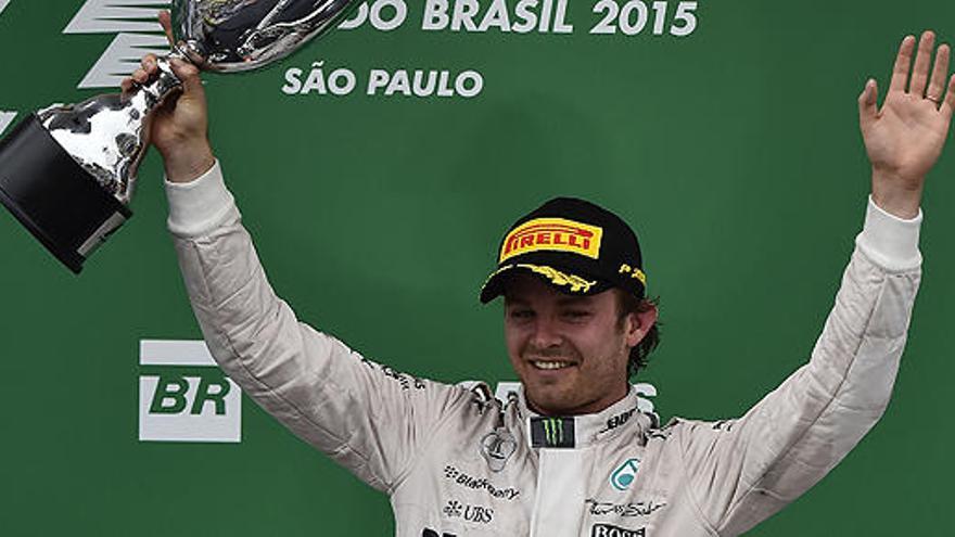 Nico Rosberg celebra su victoria en el podio.