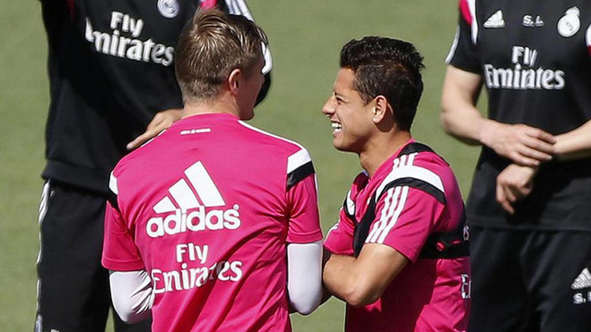 Toni Kroos y Chicharito bromean durante el entrenamiento de este martes en la ciudad deportiva de Valdebebas