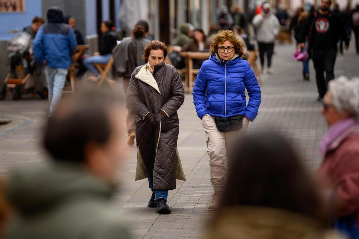 Dos mujeres pasean por el centro de La Laguna abrigadas.