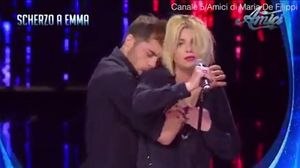 Vídeo en què s’aprecia com el ballarí toca per tot el cos la cantant que disgustada intenta prosseguir amb la cançó mentre l’aparta. 