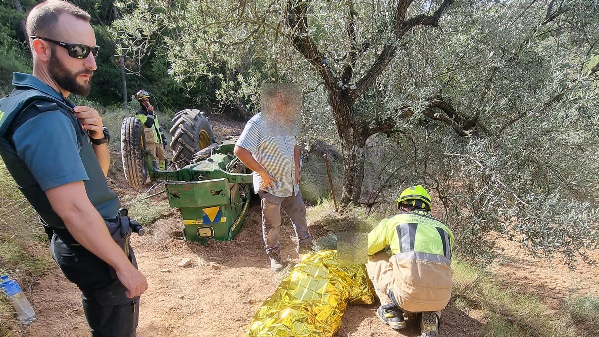 La Guardia Civil atiende al hombre que volcó con su tractor