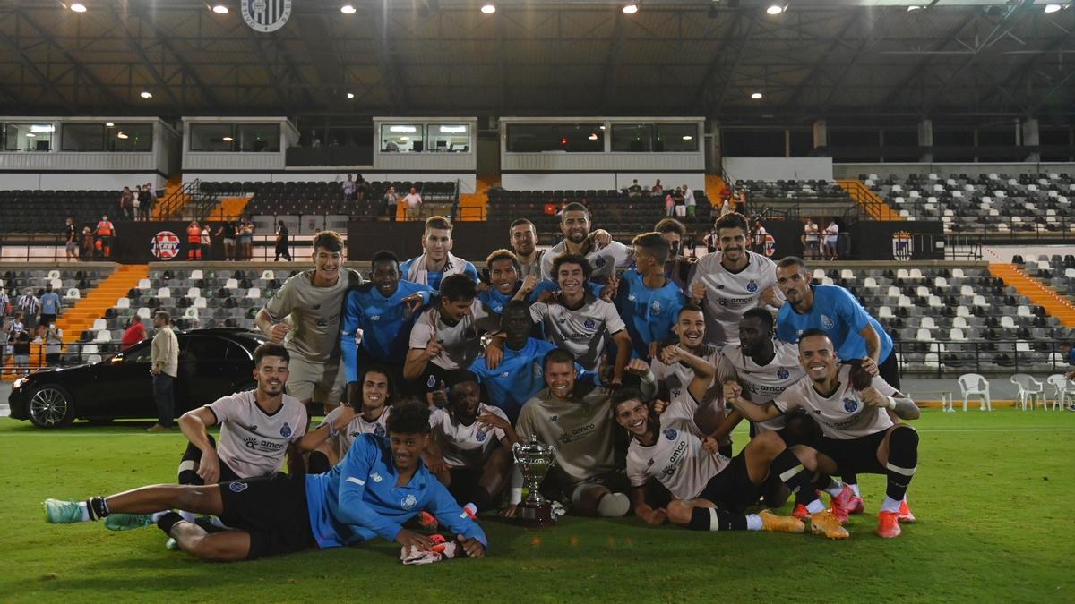 Los jugadores del Oporto B, con el trofeo de campeones del torneo.