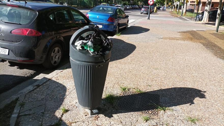 Malestar vecinal en Zaragoza por no vaciar las papeleras para perros