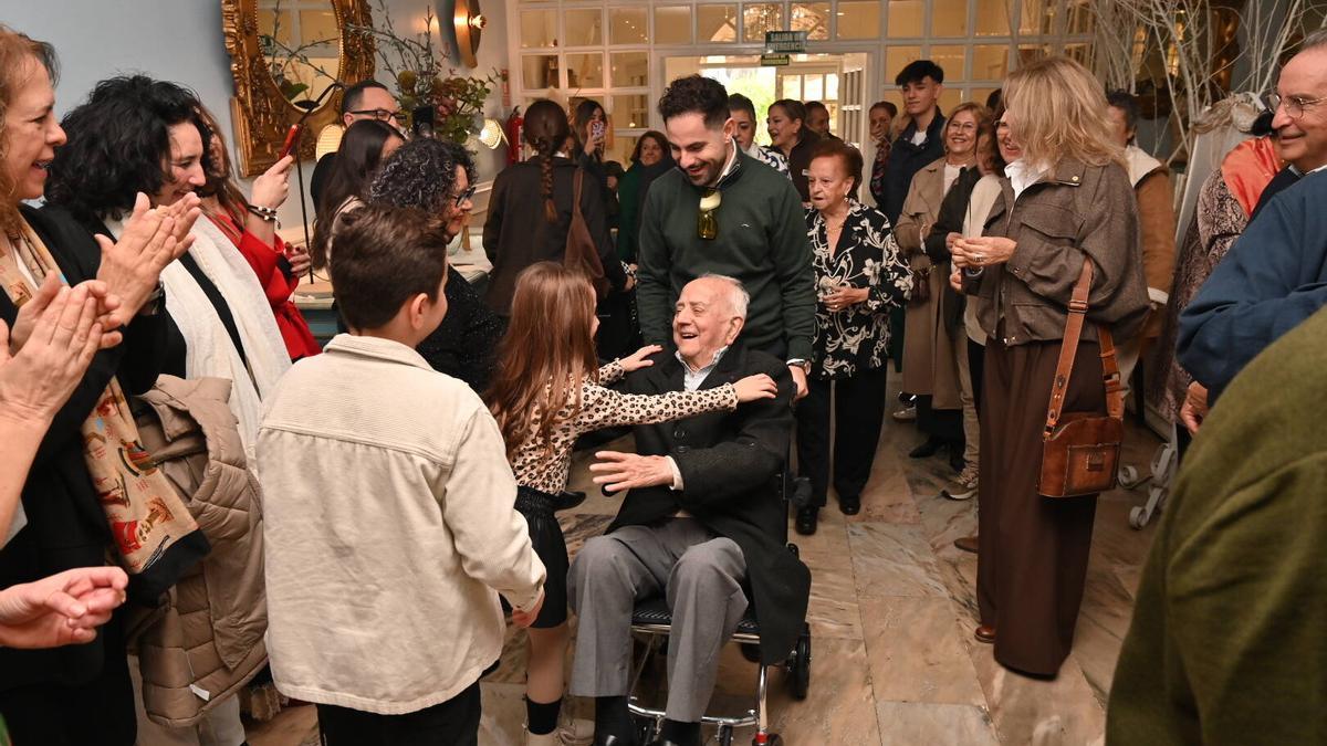 VIDEO | Emoción en Badajoz: Andrés Becerra cumple 100 años y su familia le prepara una sorpresa inolvidable