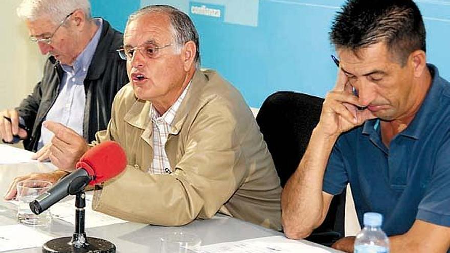 Arroyo, flaqueado anoche por Claudio Gutiérrez (d) y Miguel Rives (i).