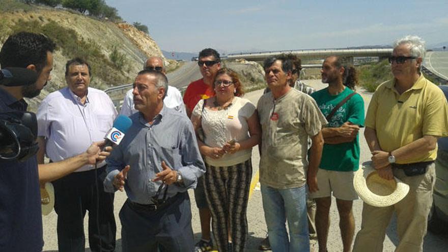 El delegado, Manuel García Peláez, visitó las obras de la carretera de Coín.