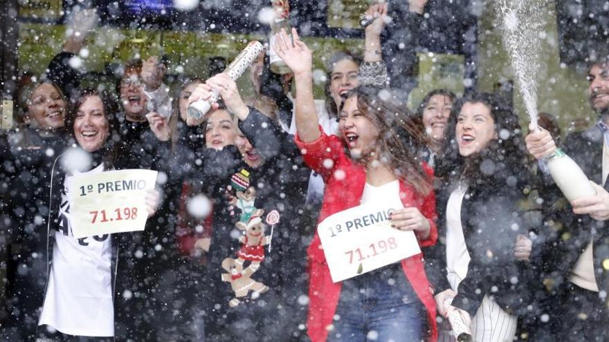 Varias personas premiadas con el El Gordo de la Lotería de Navidad.