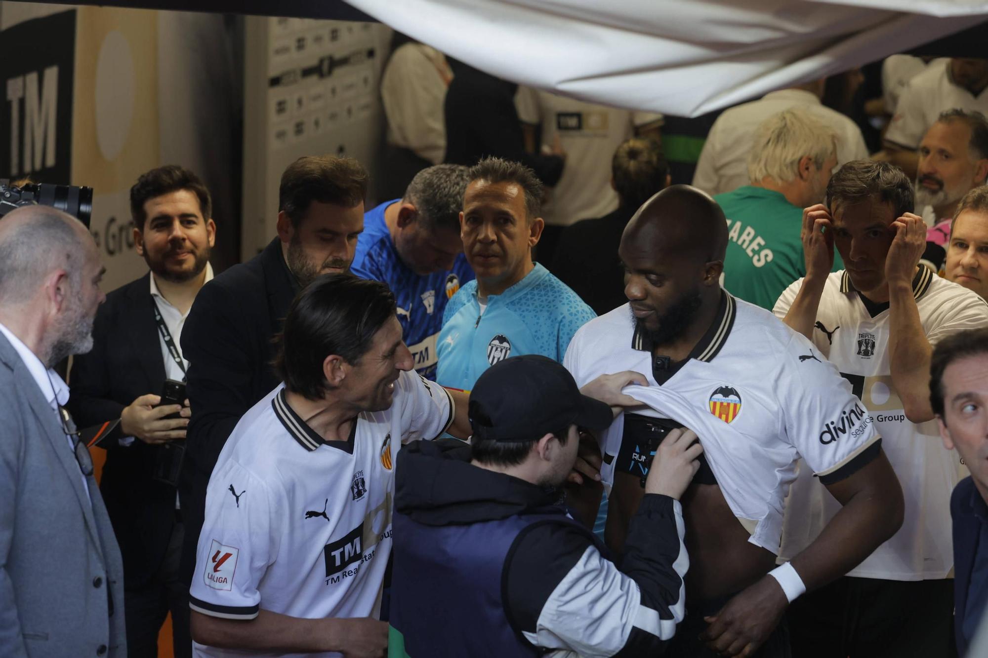 ¡Qué recuerdos! Las fotos del homenaje al Valencia del Triplete