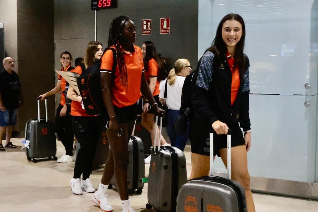Las jugadoras del Valencia Basket regresan después de proclamarse campeonas de la Supercopa de España