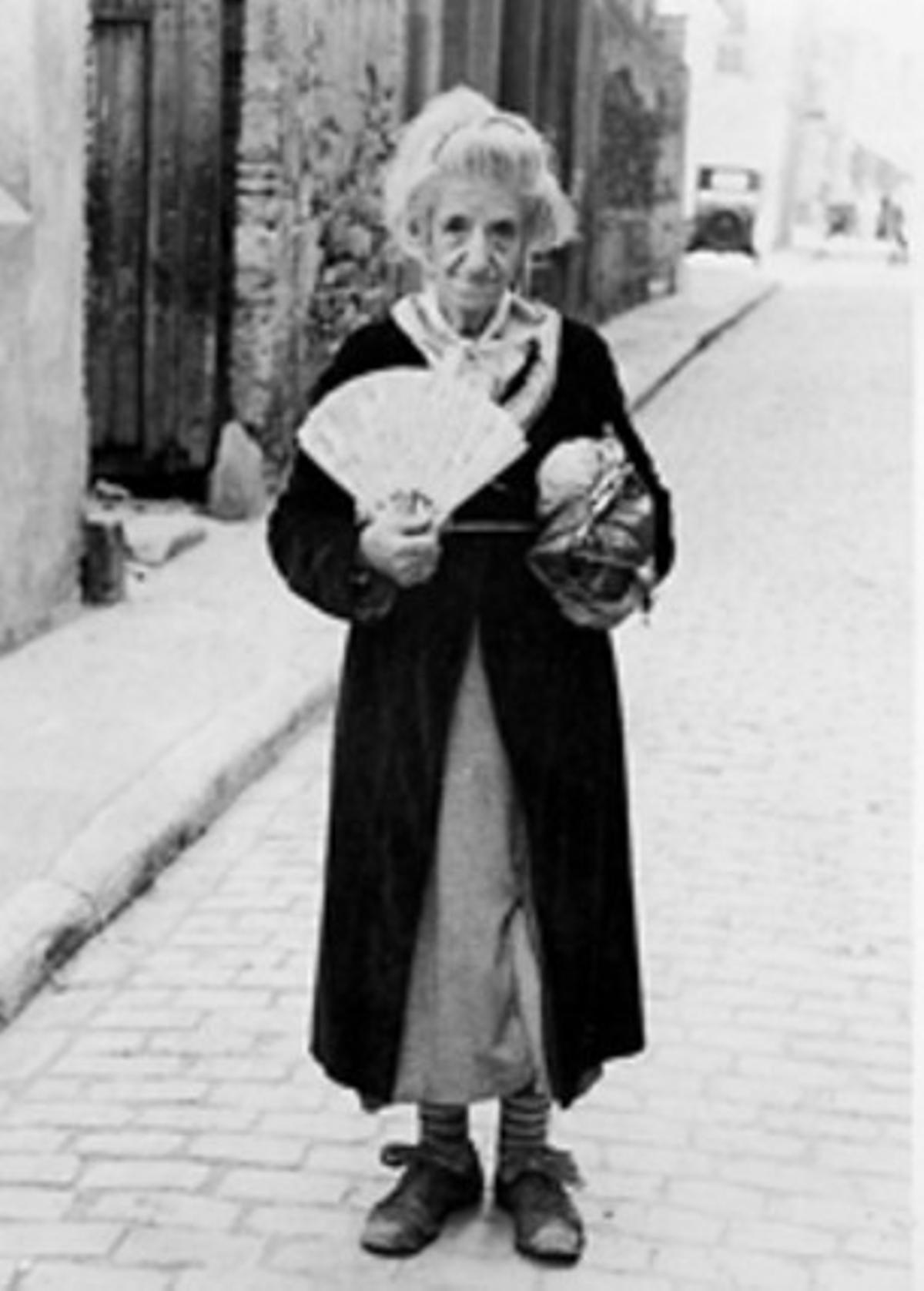 LA MONYOS. Era un dels personatges més populars de la Barcelona de principis del segle, però hi ha molt poques fotos seves, i cap de tan expressiva. LA MONYOS. Era un dels personatges més populars de la Barcelona de principis del segle, però hi ha molt poques fotos seves, i cap de tan expressiva.