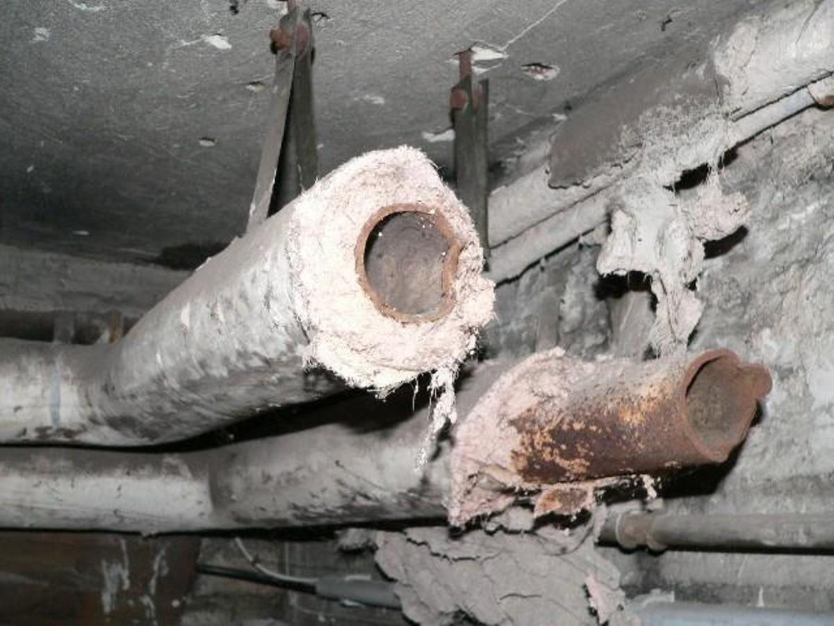 Tuberías de fibrocemento antiguas, en Huelva.