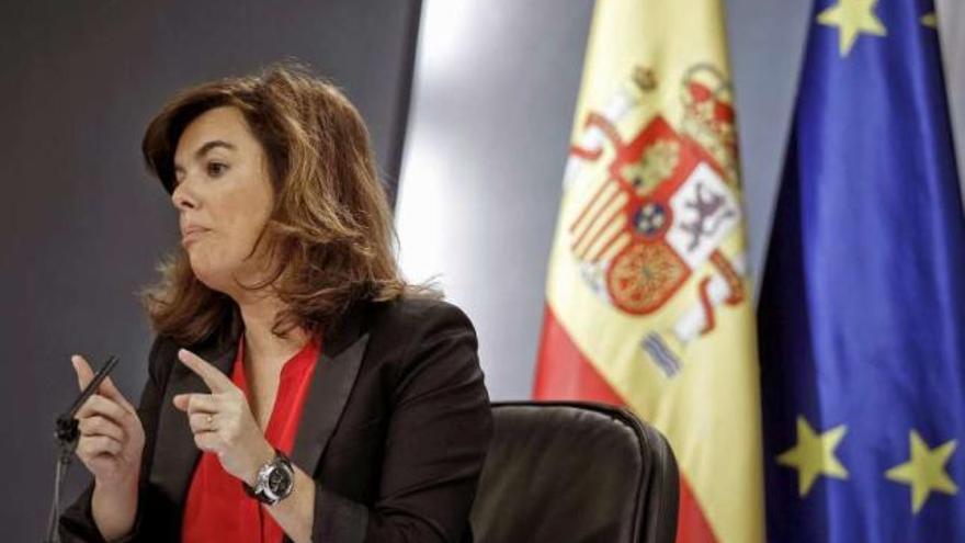 Soraya Sáenz de Santamaría, ayer, da explicaciones a la prensa tras el Consejo de Ministros. / emilio naranjo