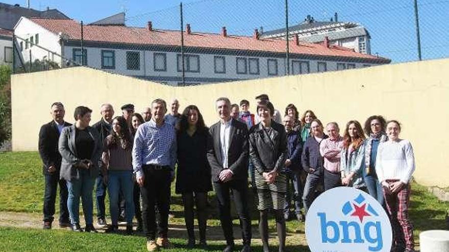 La candidatura del BNG en la ciudad, con Ana Pontón, ayer en la explanada del centro de As Burgas. // Iñaki Osorio