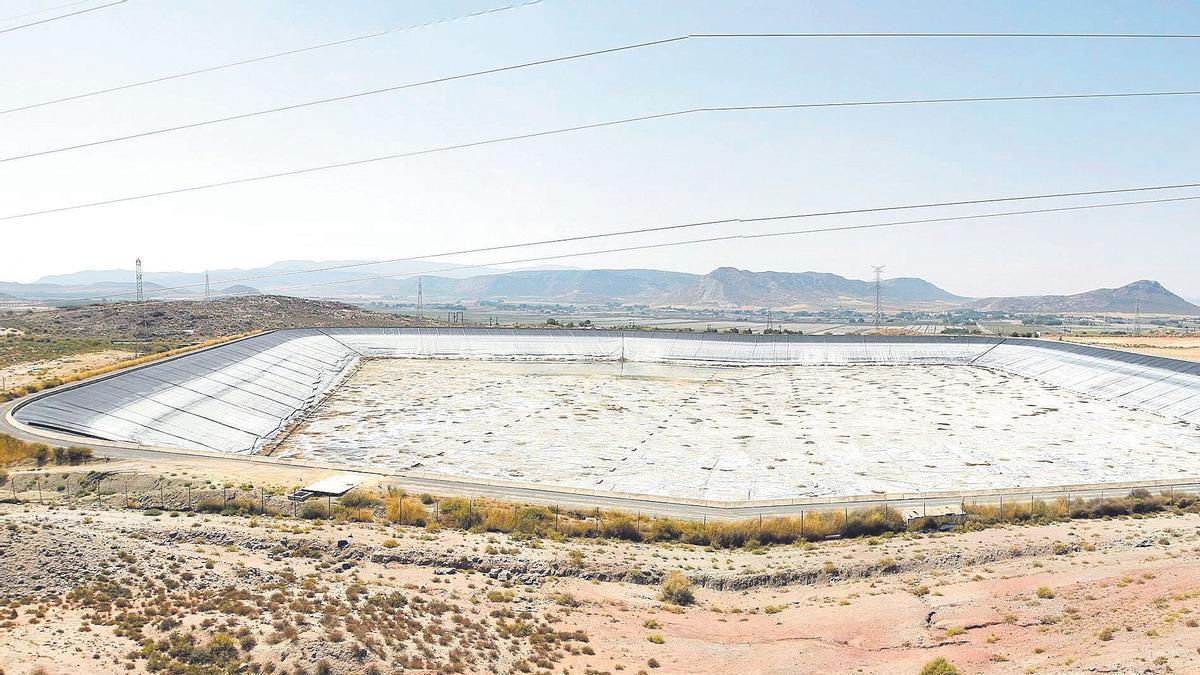 Este es el embalse de San Diego del trasvase del Júcar en Villena, vacío y sin uso desde que se terminó en 2010, porque el agua se filtra por el subsuelo