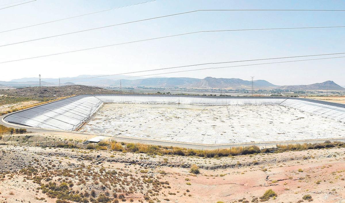 Embalse de San Diego con capacidad para 20 hectómetros, vacío, y que nunca se ha usado para cubrir el objetivo con el que se terminó en 2010
