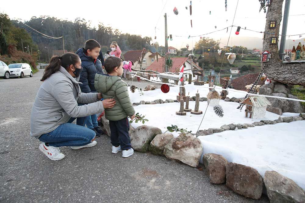 Troncos con arte navideño